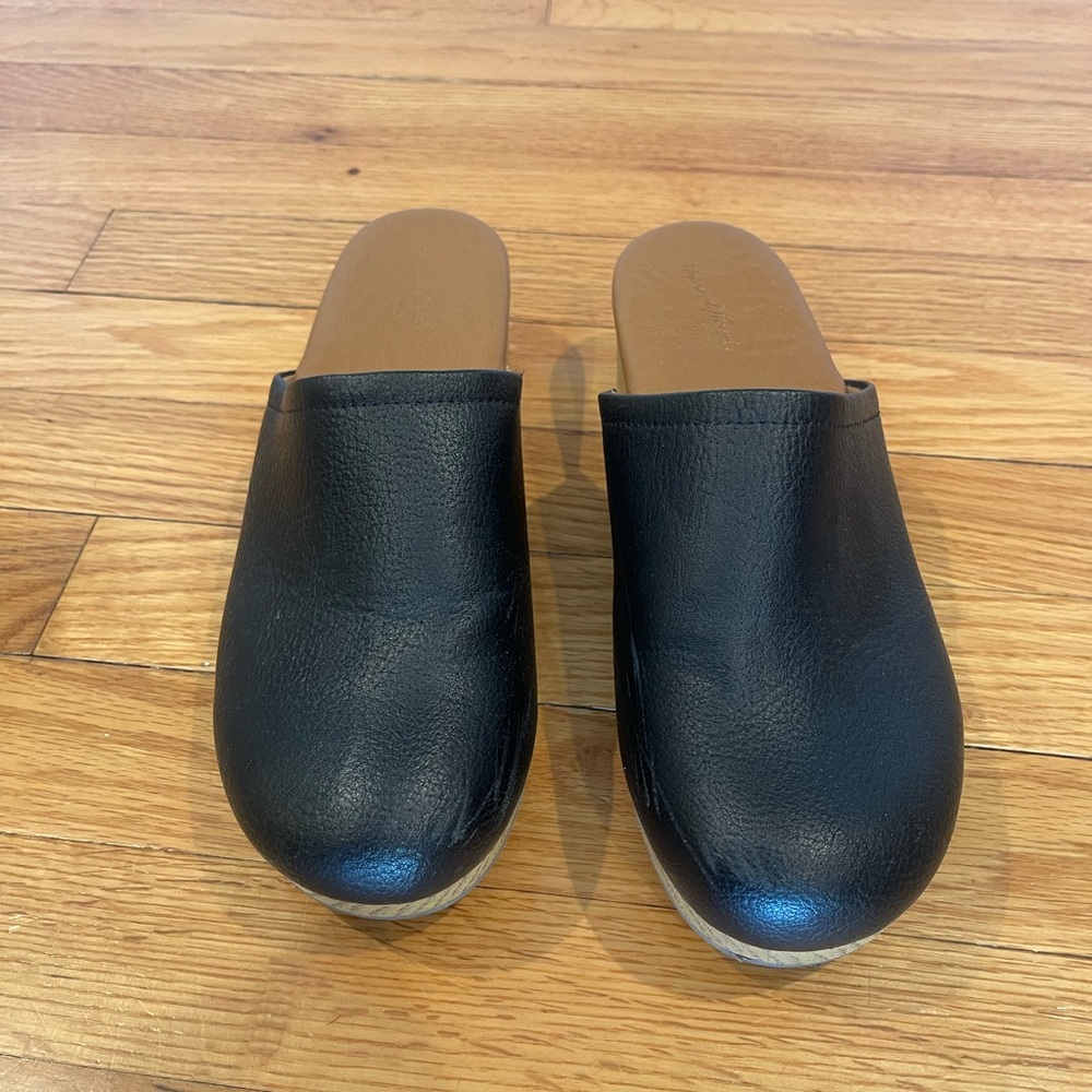 Universal Threads Black Clogs